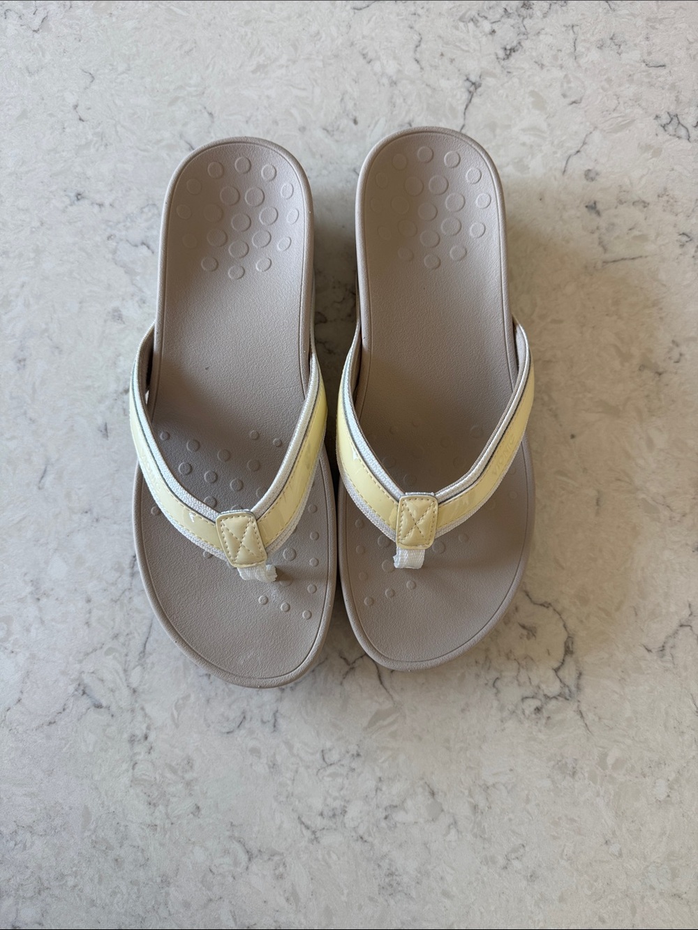 Vionic Hightide Wedge Comfort Thong size 10 Flip Flops butter yellow/ white/ tan - Picture 2 of 8